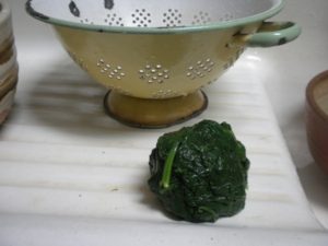 freezing spinach ready to pack for freezer 044